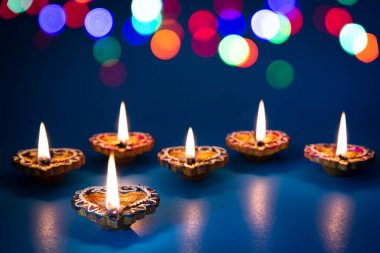 Mutlu Diwali - Dipavali sırasında Clay Diya lambaları yandı, Hindu Işık Festivali