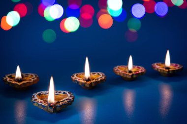 Mutlu Diwali - Dipavali sırasında Clay Diya lambaları yandı, Hindu Işık Festivali