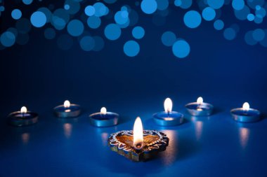 Mutlu Diwali - Dipavali sırasında Clay Diya lambaları yandı, Hindu Işık Festivali