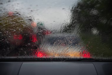 Şiddetli yağmur. Yağmur damlası pencere araba. Bokeh trafik ve araba ışık bulanıklık. Zavallı görünümü nedeniyle şiddetli yağmur tarafından ve arka aydınlatma.
