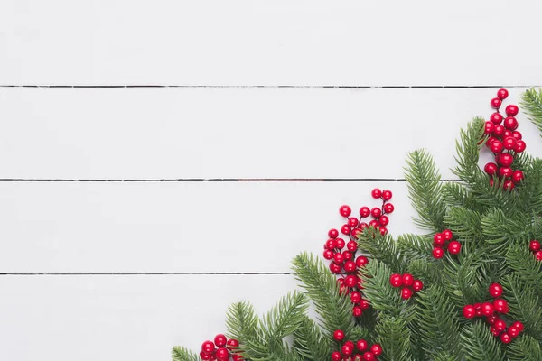 Weihnachten Und Neujahr Ansicht Von Fichtenzweigen Tannenzapfen Roten Beeren Und — Stockfoto