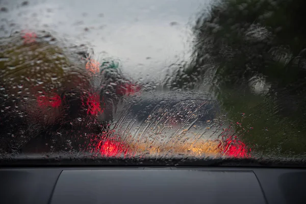Starkregen Regentropfen Auf Dem Fensterwagen Abstrakte Verschwommenheit Von Ampel Und — Stockfoto