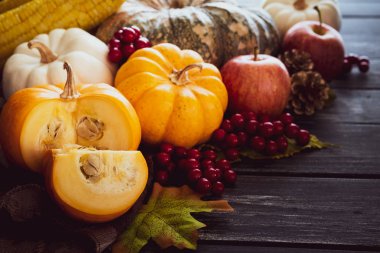 Sonbahar akçaağaç balkabağı ve kırmızı çilek ile eski ahşap arka plan üzerinde bırakır. Şükran günü kavramı.