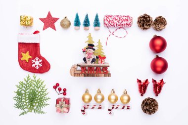 Noel arka plan kavramı. Noel hediye kutu kırmızı çorap çam dalları, çam kozalakları, kırmızı meyveler ve bell ile üstten görünüm beyaz arka plan üzerinde.