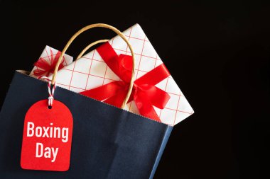 Boks gün satış alışveriş çantası ve hediye kutusu siyah arka plan üzerine siyah bir etiketteki metin. Online alışveriş kavramı.