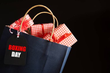 Boks gün satış alışveriş çantası ve hediye kutusu siyah arka plan üzerine siyah bir etiketteki metin. Online alışveriş kavramı.