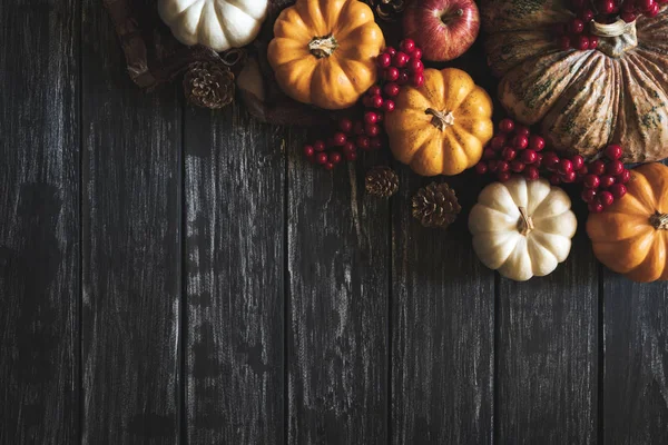 古い木製の背景にカボチャと赤い果実ともみじ秋の平面図です 感謝祭の日の概念 — ストック写真