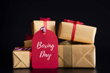 Boks gün satış hediye kutuları siyah arka plan üzerine yığını ile kırmızı bir etiket metni. Online alışveriş kavramı.