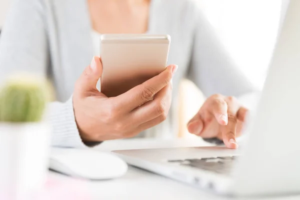 Vrouw Hand Met Witte Mobiele Telefoon Een Tafel Met Een — Stockfoto