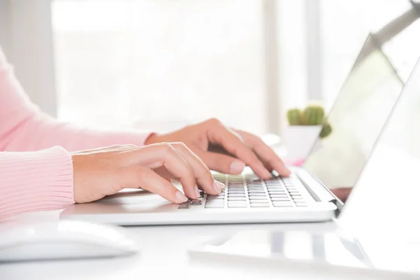 Closeup Vrouwelijke Handen Typen Het Toetsenbord Van Laptop Vrouw Die — Stockfoto