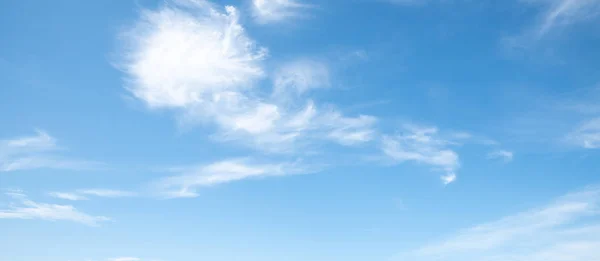 Klarer Blauer Himmel Mit Weißem Wolkenhintergrund Aufräumtag Und Gutes Wetter — Stockfoto