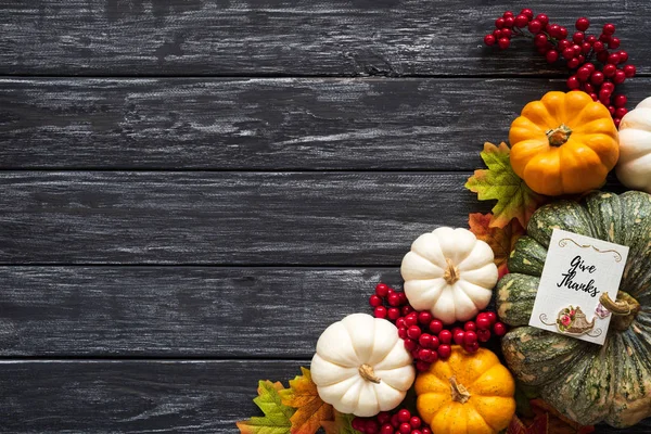 Vista Superior Las Hojas Arce Otoño Con Calabaza Bayas Rojas —  Fotos de Stock