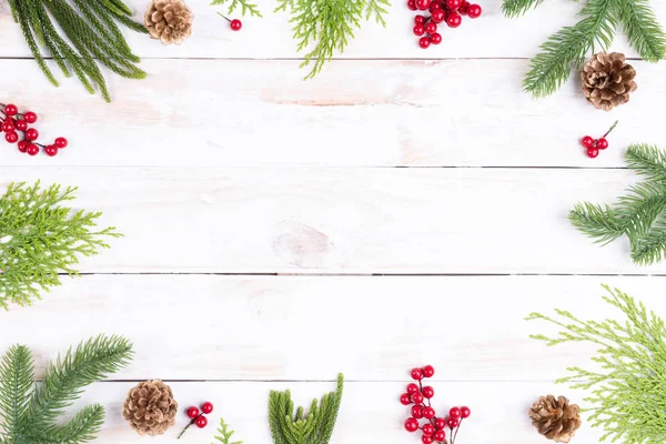 Weihnachtshintergrundkonzept Ansicht Der Weihnachtsgeschenkbox Mit Fichtenzweigen Tannenzapfen Roten Beeren Und — Stockfoto