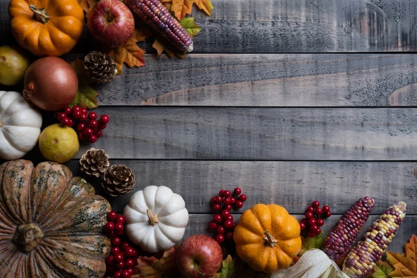 秋のメープルの平面図は古い木製の背景にカボチャ リンゴ トウモロコシ 赤い果実と葉します 感謝祭の日の概念 — ストック写真