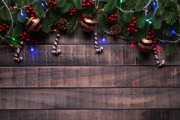 Концепция Рождества Вид Сверху Рождественскую Подарочную Коробку Красными Ветвями Сосновыми — стоковое фото