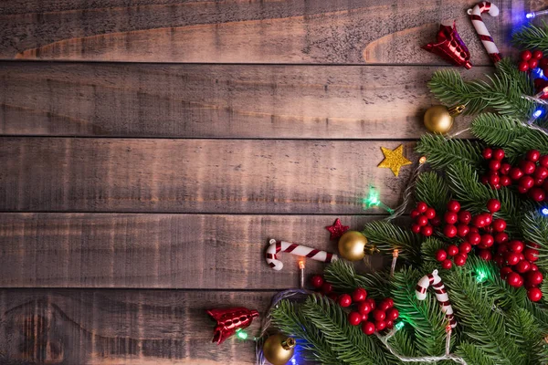 Концепция Рождества Вид Сверху Рождественскую Подарочную Коробку Красными Ветвями Сосновыми — стоковое фото