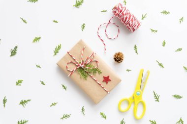 Noel arka plan kavramı. Noel hediye kutusu etiketi mesaj, kırmızı yıldız ve çam kozalakları ile üstten görünüm beyaz arka plan üzerinde.