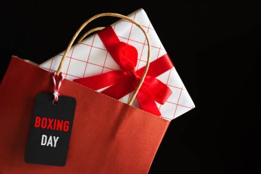 Boxing günü Satılık alışveriş çantası ve hediye kutuları mesaj etiketi ile. Online alışveriş kavramı.
