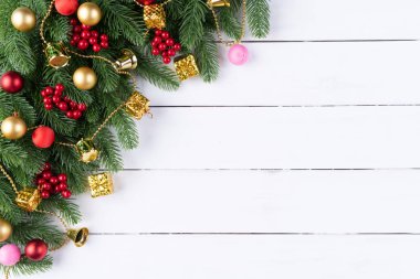 Noel arka plan kavramı. Noel hediye kutu kırmızı topları çam dalları, çam kozalakları, kırmızı meyveler ve bell ile üstten görünüm eski ahşap zemin üzerine.