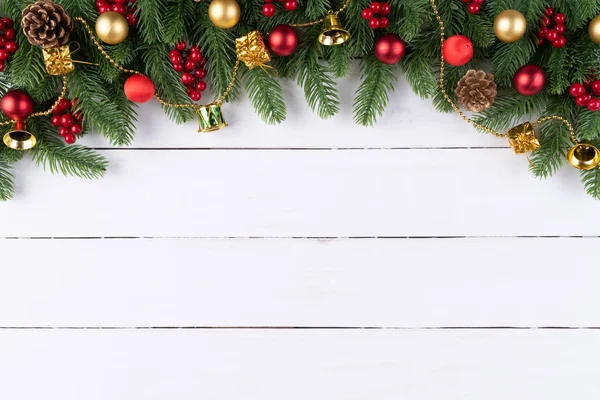 Weihnachtshintergrundkonzept Ansicht Der Weihnachtsgeschenkbox Rote Kugeln Mit Fichtenzweigen Tannenzapfen Roten — Stockfoto