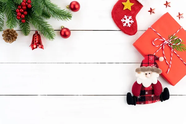 Концепция Рождества Вид Сверху Рождественскую Зеленую Красную Подарочную Коробку Ветвями — стоковое фото