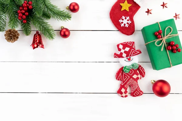 Концепция Рождества Вид Сверху Рождественскую Зеленую Подарочную Коробку Снеговиком Ветками — стоковое фото