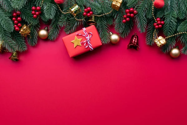 Χριστουγεννιάτικο Φόντο Έννοια Top View Χριστουγεννιάτικο Δώρο Κουτί Κόκκινο Μπάλες — Φωτογραφία Αρχείου