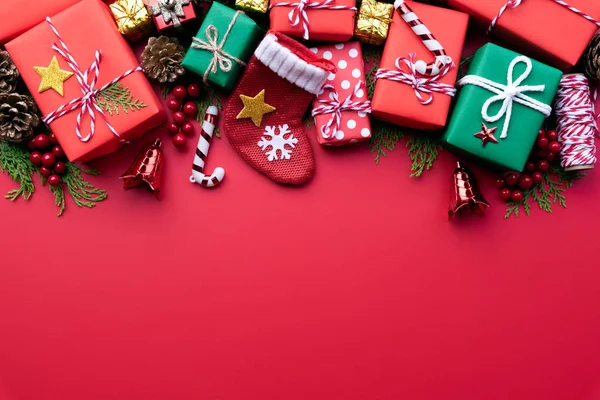Χριστουγεννιάτικο Φόντο Έννοια Κάτοψη Των Χριστουγέννων Πράσινο Και Κόκκινο Δώρο — Φωτογραφία Αρχείου