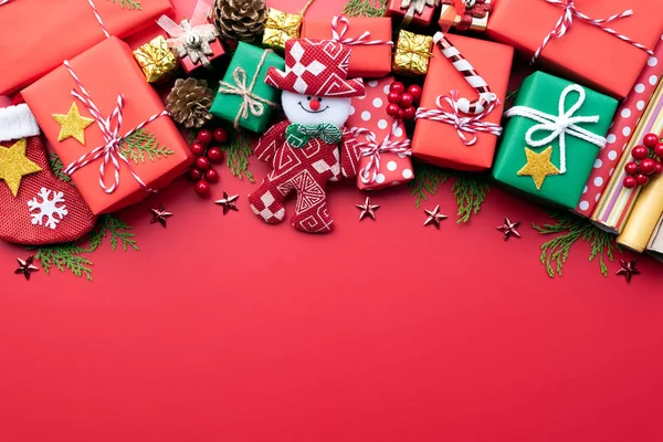 Χριστουγεννιάτικο Φόντο Έννοια Κάτοψη Του Χριστουγεννιάτικο Πράσινο Και Κόκκινο Δώρο — Φωτογραφία Αρχείου