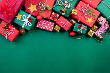 Noel arka plan kavramı. Üstten görünüm Noel yeşil ve re