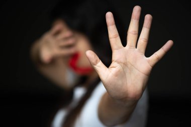Kadın el işaret durdurmak ve violenc kötüye onun mount, ambalaj için