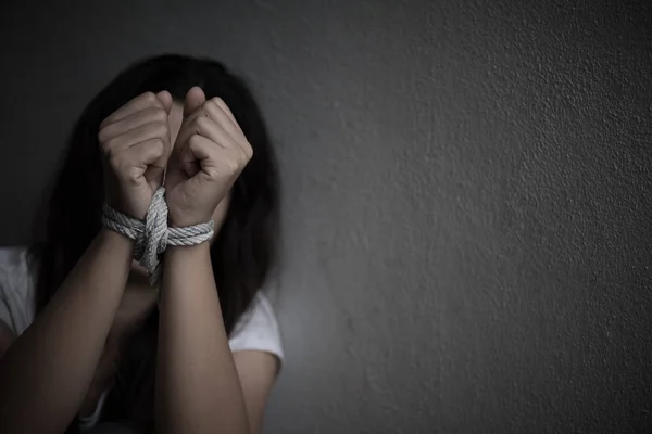 La mano della donna era legata con una corda. Fermare la violenza, terrorizzato, Huma — Foto Stock