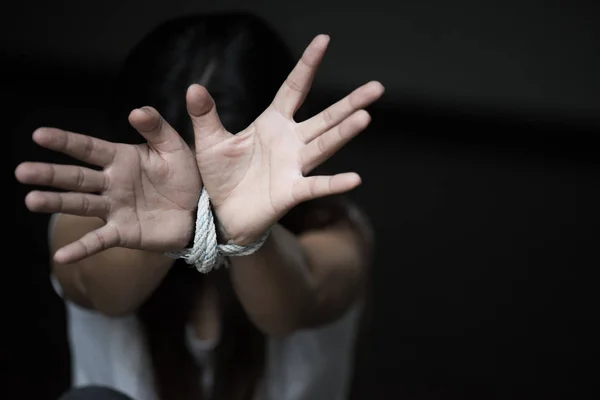 Las manos de las mujeres estaban atadas con una cuerda. Alto a la violencia, aterrorizado, Huma — Foto de Stock