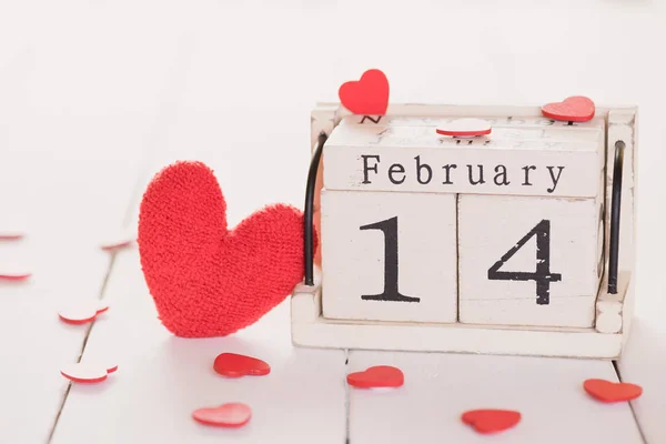 Valentines Day Concept Februari Tekst Houten Blok Met Handgemaakte Rood — Stockfoto