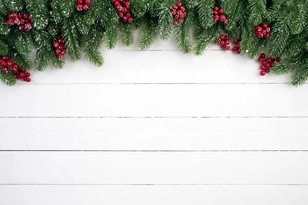 Weihnachtshintergrundkonzept Draufsicht Auf Rote Weihnachtskugeln Mit Fichtenzweigen Tannenzapfen Roten Beeren — Stockfoto