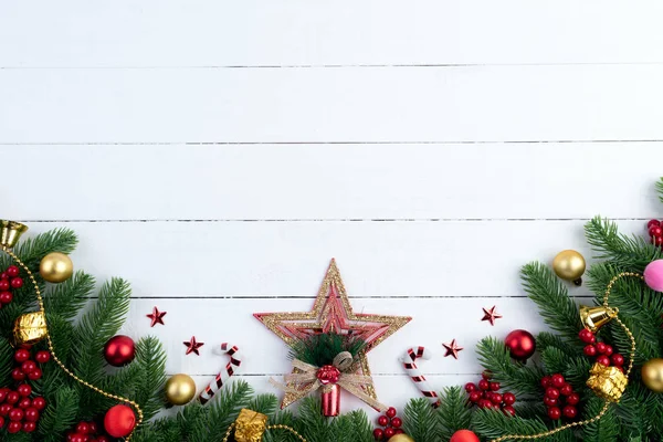 Концепция Рождества Вид Сверху Рождественской Подарочной Коробки Красные Шары Ветвями — стоковое фото