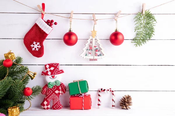 Концепция Рождества Санта Клаус Красными Коробками Goft Елка Белом Деревянном — стоковое фото