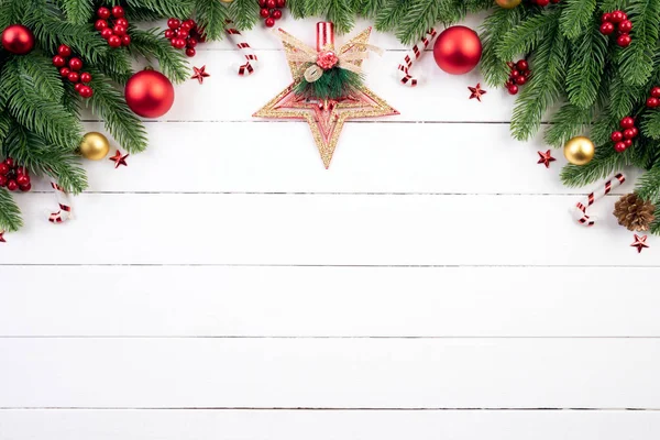 Концепция Рождества Вид Сверху Рождественской Подарочной Коробки Красные Шары Ветвями — стоковое фото