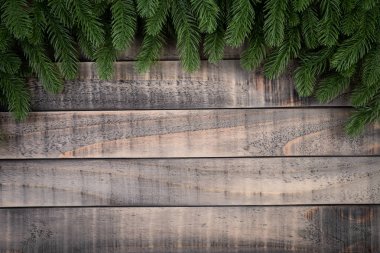 Noel arka plan kavramı. Çam dalları ile kar, çam kozalakları, üstten görünüm eski ahşap zemin üzerine.