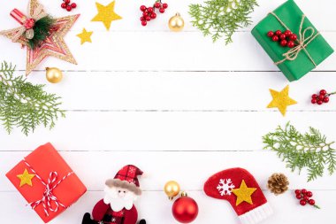 Noel arka plan kavramı. Yeşil ve kırmızı hediye kutusu ile Ladin dalları, çam kozalakları, kırmızı meyveler Noel görünümünü üst ve beyaz ahşap arka plan üzerinde çan.