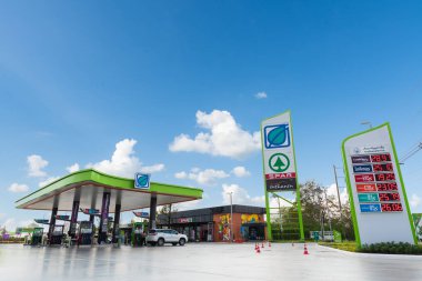 Nakhon Ratchasima, Tayland - 28 Aralık 2018: Bangchak benzin istasyonu mavi gökyüzü arka plan ile.