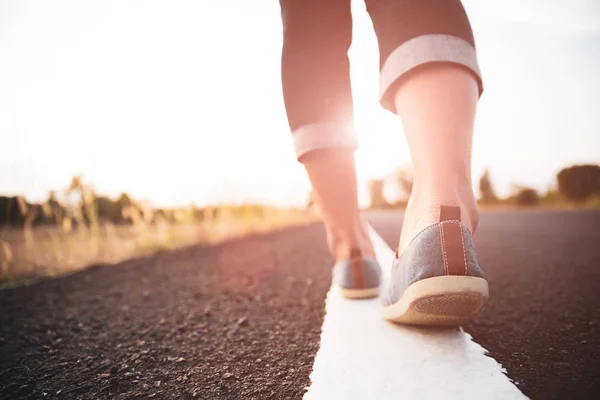 Mulher Close Caminhando Direção Lado Estrada Conceito Passo — Fotografia de Stock