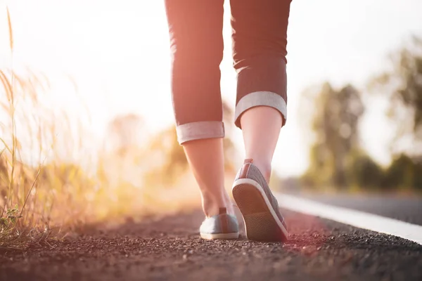 Mulher Close Caminhando Direção Lado Estrada Conceito Passo — Fotografia de Stock