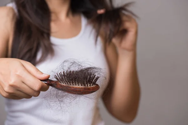 Concepto Saludable Mujer Mostrar Cepillo Con Pérdida Pelo Largo Mirando — Foto de Stock