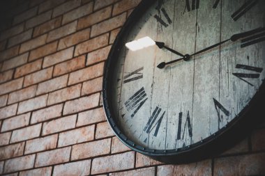 Tuğla duvara asılı duvar saati vintage retro stilleri kadar kapatın.