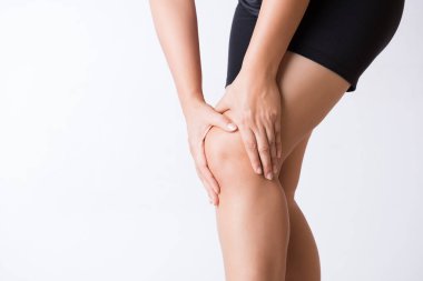 Runner spor diz yaralanması. Diz ağrısı çalışırken bir closeup genç kadın. Sağlık ve tıp kavramı.