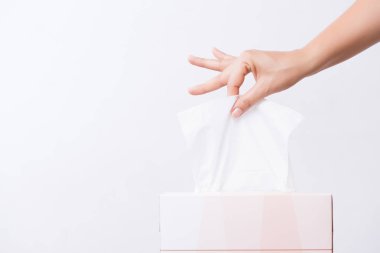 Sağlık kavramı. Kadın beyaz toplama el doku kağıt mendil kutusu.