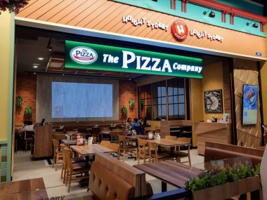 Chon Buri, Tayland - 21 Aralık 2018: Dış görünümü Pizza şirket ile müşteriler, Terminal 21 Pattaya şube Restoran.