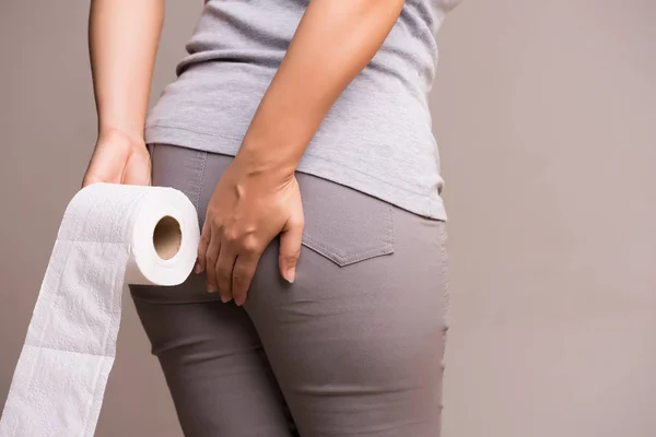 Жінка Руки Тримає Нижній Тканини Або Туалетного Паперу Рулон Розлад — стокове фото