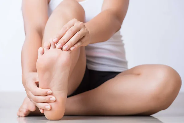 Primo Piano Giovane Donna Sente Dolore Piede Casa Concetto Sanitario — Foto Stock